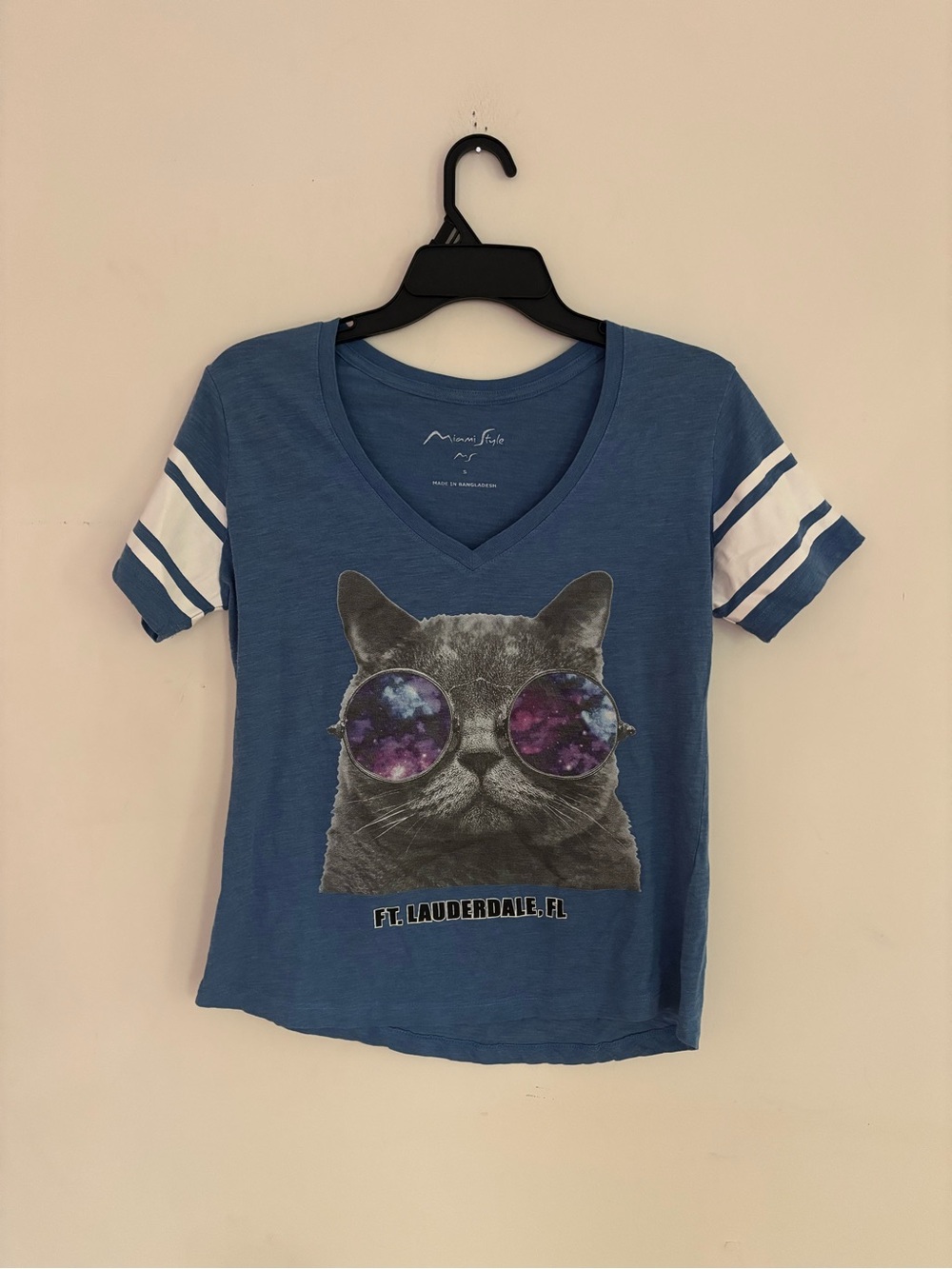 Miami Style Cat Graphic V Neck Tee Small